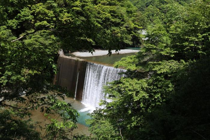 æ°ç·ã®ææãã¾ãç´ æµãããã¦è¯ãè¦ãã¨æ»å£ºã«ã¯ãã«ã¼ã®ç¾ããæ°´ãããµãã¦ãã¾ãã