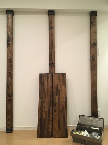 å¤©äºå´ã®ãããã«ã¹ããªã³ã°ãå¥ã£ã¦ããã®ã§ãæ¼ãä¸ããªããå£ã«æ²¿ãããã«è¨­ç½®ãã¦ããã¾ããããã¦ãããã£ããæ§å­ãè¦ãªããè¨­ç½®ãã¾ãããããã£ããã¨æ¼ãè¾¼ãã¨ç»åã®ç¶æã«ãªãã¾ãã2Ã4æã®ããã¤ããæ°ã«ãªãã¨ãã¯ä»å±åã®ã¹ãã¼ãµã¼ãä¸ã®ãããã«ã¯ãã¦èª¿æ´ãã¾ããããããã¨åããã¨ãããè¿ãã¨2æ¬ã®æ±ãå®æãã¾ããããã«æ£åããè¨­ç½®ããã¨ç°¡åã«é£¾ãæ£ãå®æãã¾ãã 