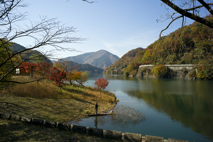 å·¦æã«ã¯ä¸¹æ²¢æ¹ã®é大ãªå
æ¯ãâªã¨ãã«ç´
èã·ã¼ãºã³ã¯ãã£ã¨ãã¨ããæ
æ¯ã«ããã°ãç«ã¡æ¢ã¾ã£ã¦çºãã¦ããããªãã¾ãã