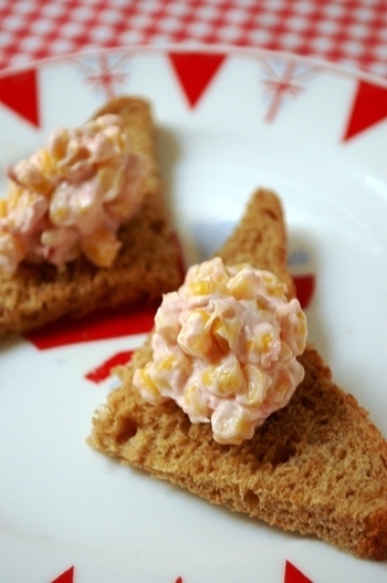 é£ãã³ãä¸è§å½¢ã«ãªãããã«ã4çåã«ãã¾ãåã£ãã«ãããããµã³ãã¤ããã»ã©ã®ãµã¤ãºæãªã®ã§å°è
¹ããããã¨ãã«ã´ã£ãããå½¢ãçããã¦ããã¶é¢¨ã«ã¢ã¬ã³ã¸ãã¦ã¿ãã®ãããããã§ããã