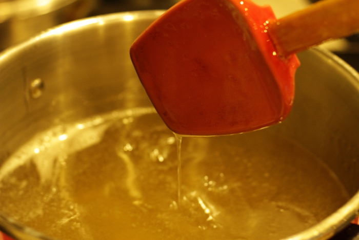 â¡ãéã«åéã®æ°´ã¨ã¨ãã«ä¸å¼±ç«ã«ããç
®æº¶ããä¸åº¦ããã¾ããããã«ç ç³ãå ããç¦ããªãããã«å¼±ç«ã§ç
®è©°ãã¾ãããã â»ã¸ã©ãæã¡ä¸ãã糸ãå¼ãããããç®å®ã§ãã