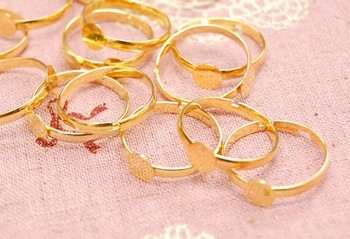 æè¼ªã®åå°ã«ã¯ããã¯ãèãªãã¿ã®ããã´ã¼ã«ããããããã§ãã ãã©ãã³ãæ¥çããããããã«ãåå°ãå¹³ãã«ãªã£ã¦ãããã®ãä½¿ããããã§ãã­ã