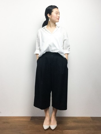 ãã£ããç½ã·ã£ãã«ã¯ã­ãããä¸ã®ã¯ã¤ããã³ããåãããã¢ããã¼ã³ã³ã¼ããã·ã£ãã®è¡¿ãæãã¦è¢å£ãã­ã¼ã«ã¢ããããããã¥ã¢ã³ã¹ã®ããçããªãããããããã¢ã¯ã»ãµãªã¼ã¯ã·ã³ãã«ã§ä¸åãªãã®ãé¸ã¶ã®ãæ­£è§£ã§ãã