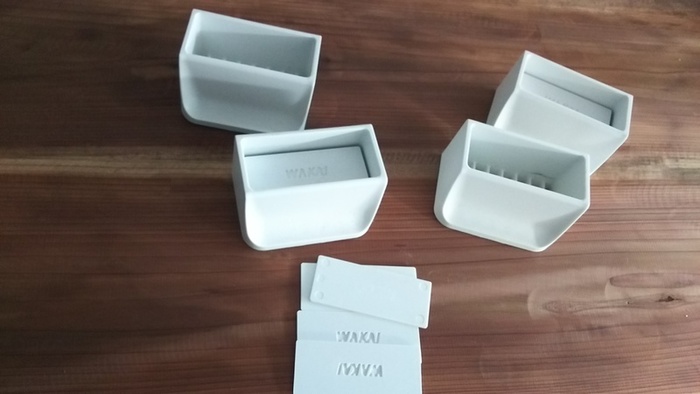 ä¸­ã«ã¯ãã®ãããªãããã¨ä»å±åãå¥ã£ã¦ãã¾ããããã£ã¦å·¦å´ãå¤©äºå´ã«ã¤ãããããã§ã¹ããªã³ã°ãåèããã¦ãã¾ããå³ãåºå´ã«ã¤ãããããã§ããä¸ã«ãã2æã®æ¿ã¯ã¹ãã¼ãµã¼ã¨å¼ã°ããä»å±åã§ããåºå´ã®ãããã«å¥ãã¦2Ã4æã®ããã¤ããèª¿æ´ããã¢ã¤ãã ã§ãã