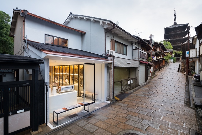 å«åã®å¡ã«åããéãã®éä¸­ãäº¬é½ã®å¤ãããã®è¡ä¸¦ã®ä¸­ã«ãã¤ç¶ã¨ç¾ãã¾ãã