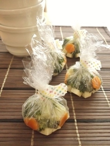 ä»åº¦ã¯ãå³åçãæ´é¢¨ã«ã¢ã¬ã³ã¸ï¼å³åã®ä»£ããã«ä½¿ã£ãã®ã¯ããã¼ãºâª ææã¨ä¸ç·ã«å°ããåã£ã¦ãããã³ãªã¼ã人åãã³ã³ã½ã¡ã¨åãããããã®åããã¹ã¼ãçãããæ¹¯ã注ãã°ãæ´é¢¨ã¹ã¼ãã®åºæ¥ä¸ããã§ãã