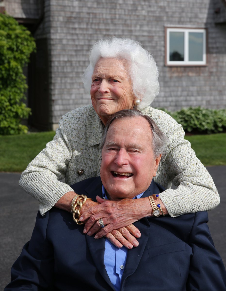 Жена джорджа буша старшего. Джордж Буш старший и Барбара Буш. Джордж Герберт Уокер Буш. Барбара Буше. Джордж Герберт Уокер Буш с женой.