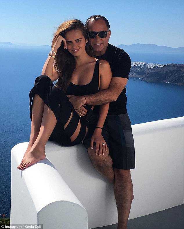 Os recém-casados aproveitaram alguns dias ao sol em Santorini (na foto), antes de irem para a Suíça, onde seus pais - mais próximos de Xenia