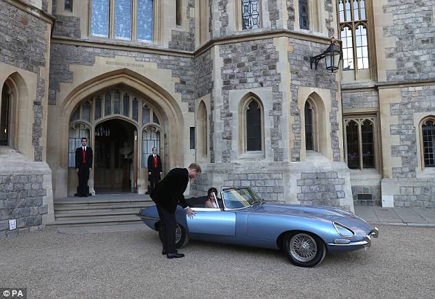 No sábado Harry foi visto provando que ele era o marido perfeito quando abriu a porta do Jaguar para Meghan depois da festa de casamento no castelo de Windsor
