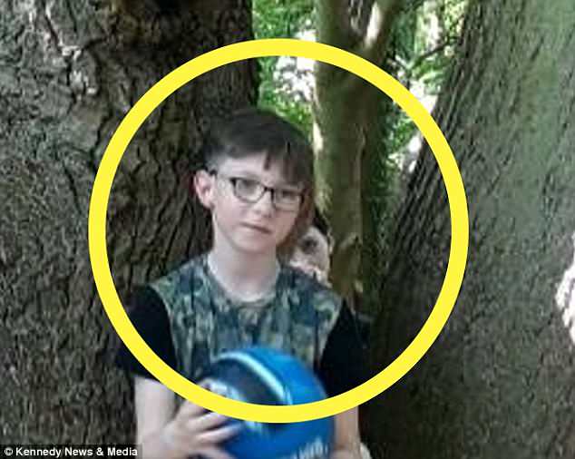 Quando ela ampliou a imagem em seu computador, Laura Watson notou a figura fantasmagórica