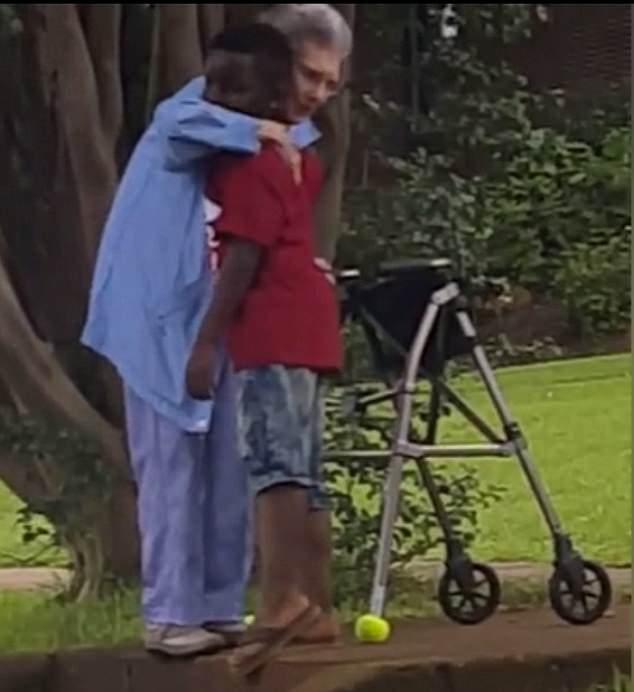 Juntos, llegan a la parte superior de los escalones donde se abrazan mientras la mujer le agradece su amabilidad