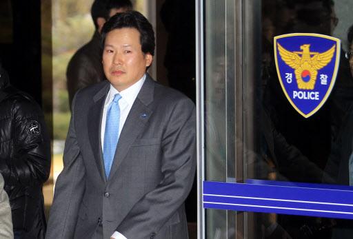 âë§·ê° í­íâ ì¬ë²ê° ìµì² ìì¨ ìí ê³ ì©ì¹ê³ ë¬¸ì ë¡ ë§ì°°ì ë¹ì í±í¬ë¡ë¦¬ ê¸°ì¬ë¥¼ ì¼êµ¬ë°©ë§ì´ì ì£¼ë¨¹ì¼ë¡ ëë¦° ë¤ âë§¤ê°âì´ë¼ë©° 2ì²ë§ìì ê±´ë¨ íìë¥¼ ë°ê³  ìë M&M ì  ëí ìµì² ì ì¨ê° 2ì¼ ì¤í í¼ìì ì ë¶ì¼ë¡ ì¡°ì¬ë¥¼ ë°ê¸° ìí´ ìì¸ì§ë°©ê²½ì°°ì²­ì¼ë¡ ë¤ì´ìê³  ìë¤. ìì¸=ì°í©ë´ì¤