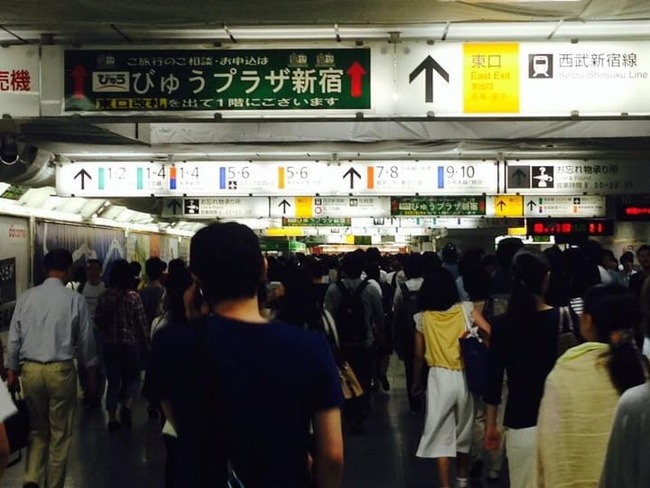 Image result for æ°å®¿é§
ã«ãã女æ§ã«ã ãã¿ãã¯ã«ãã¾ãã¦ããç·