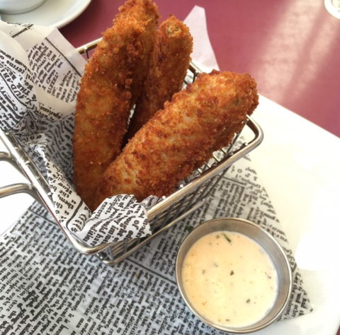 디즈니랜드에 갔는데 사람들이 길에서 피클을 먹고 다녀; | 인스티즈