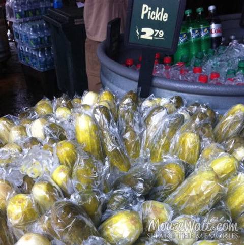 디즈니랜드에 갔는데 사람들이 길에서 피클을 먹고 다녀; | 인스티즈