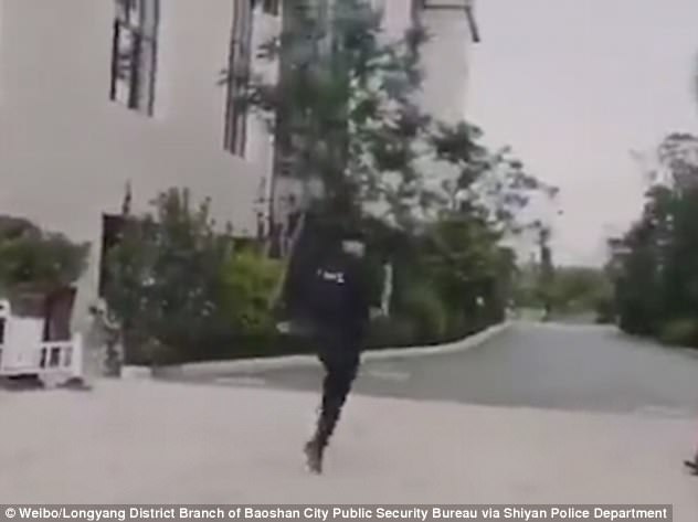 What the police is trying to say is that citizens are advised to run away from the scene as fast as they can and seek the help of law enforcement and not engage the attacker directly