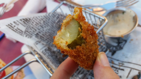 디즈니랜드에 갔는데 사람들이 길에서 피클을 먹고 다녀; | 인스티즈