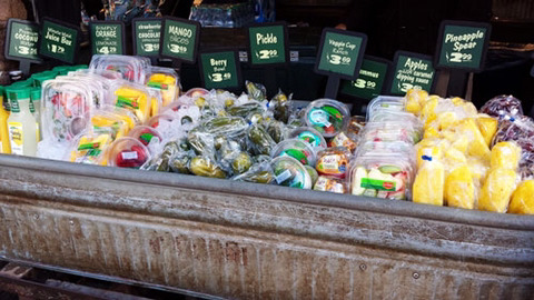 디즈니랜드에 갔는데 사람들이 길에서 피클을 먹고 다녀; | 인스티즈