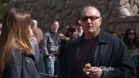 디즈니랜드에 갔는데 사람들이 길에서 피클을 먹고 다녀; | 인스티즈