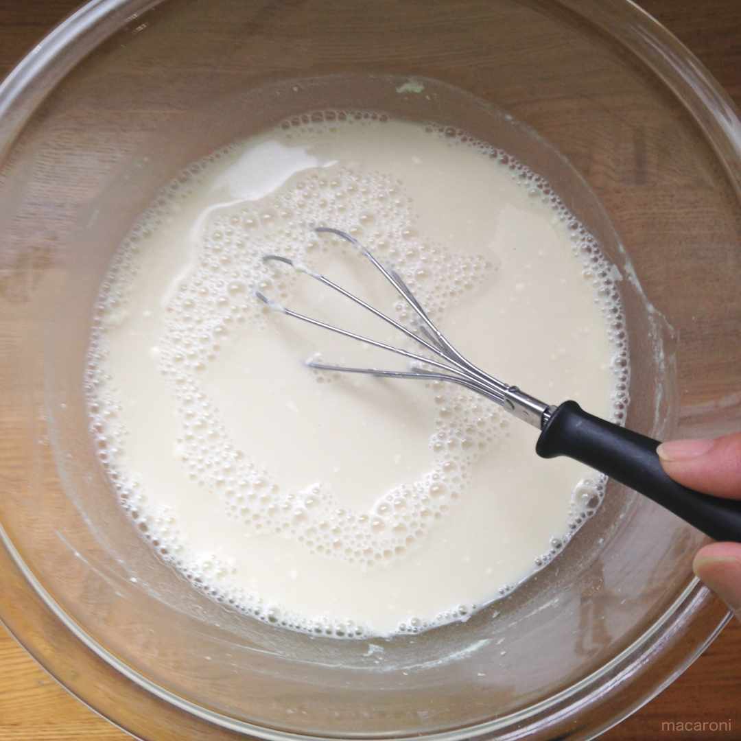 たこ焼き生地を作っている様子