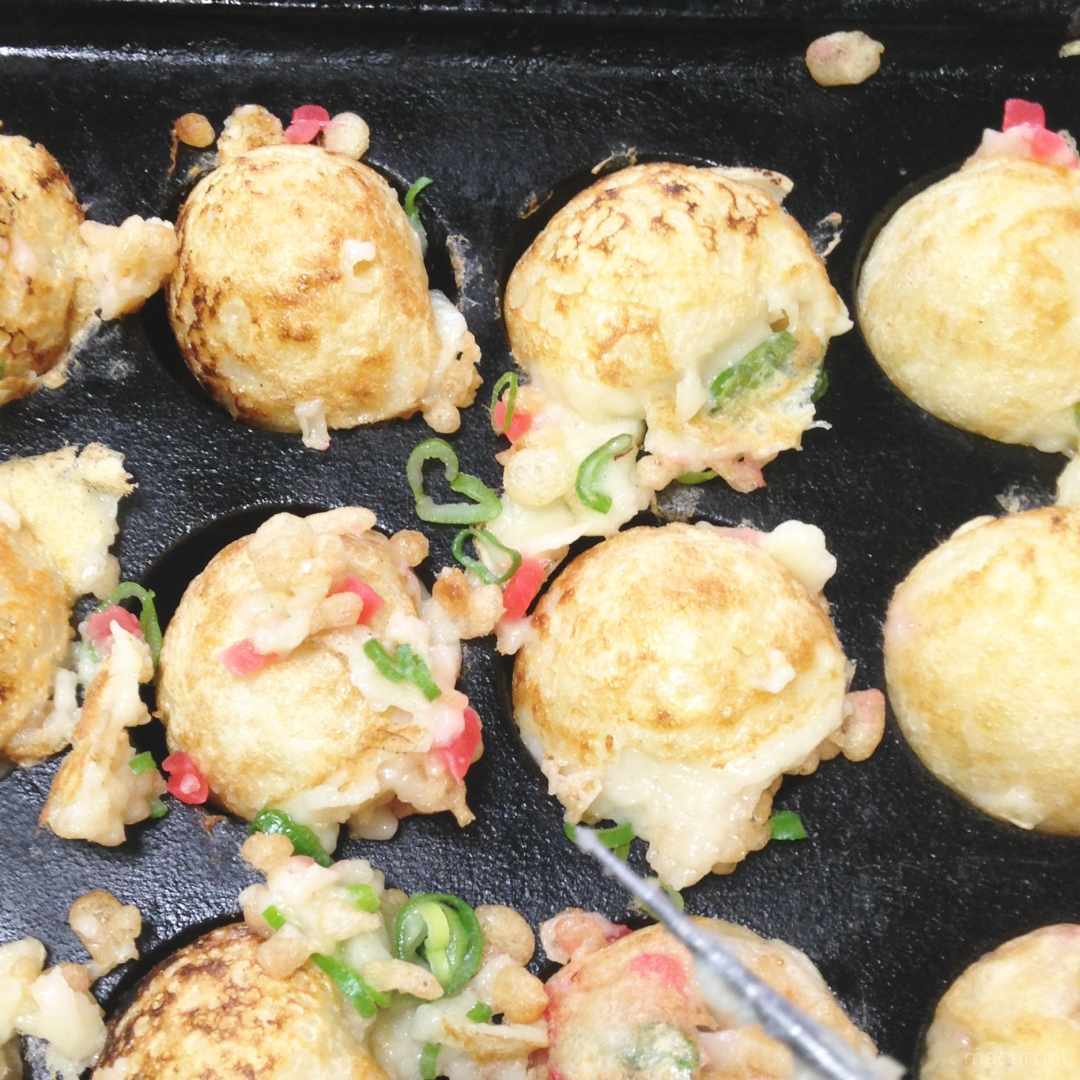 たこ焼きを返している様子