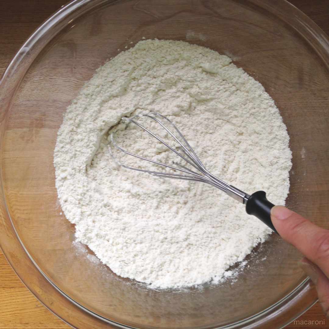 粉物を混ぜている様子