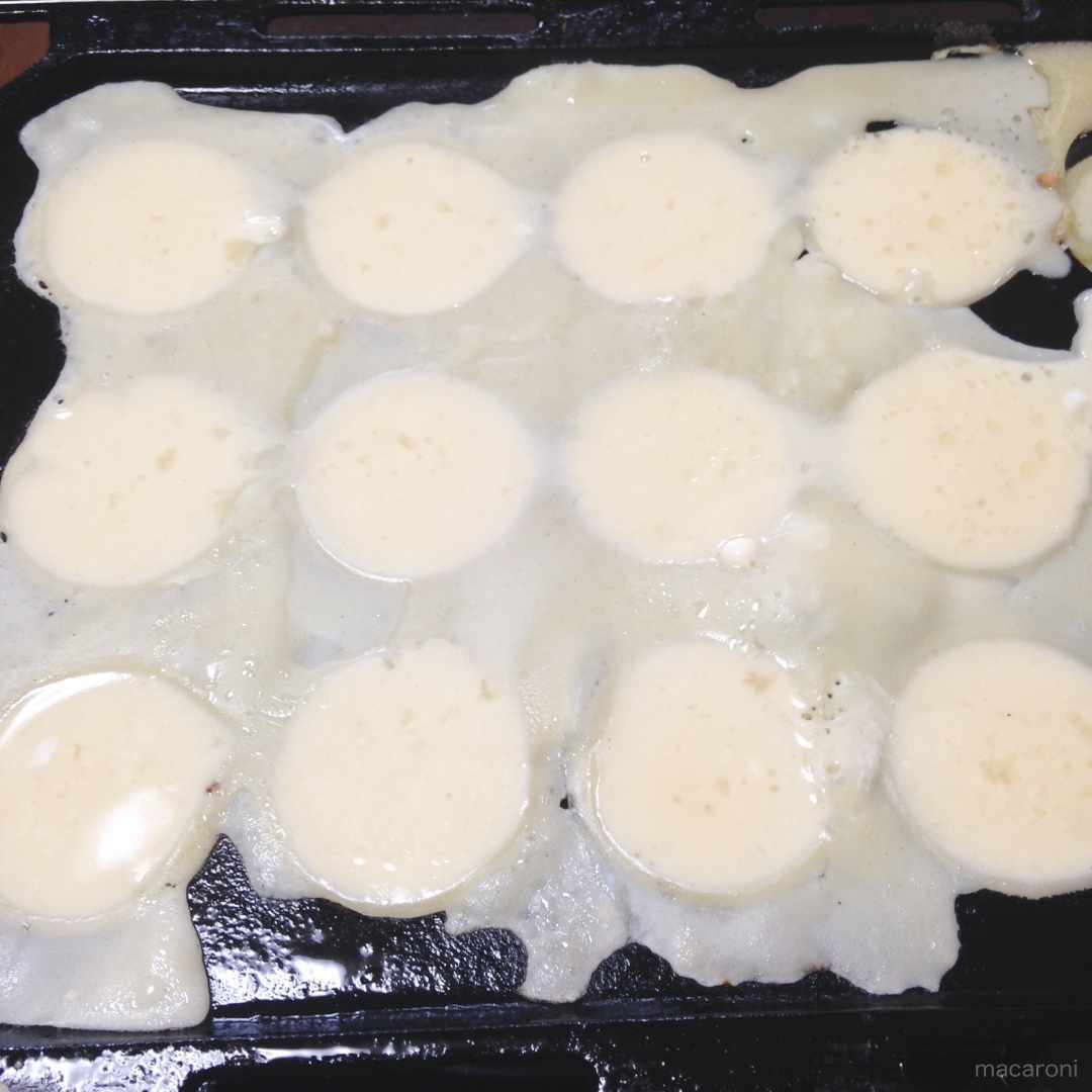 生地を流し入れている様子