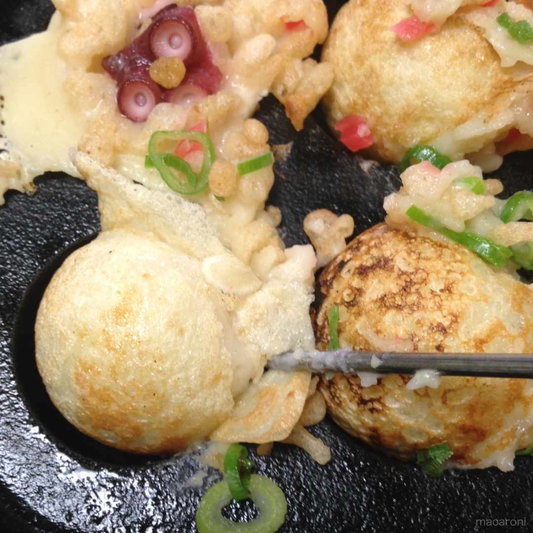 たこ焼きを返している様子