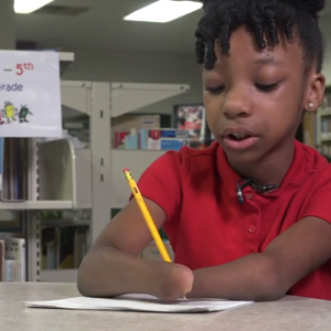menina sem mãos vence concurso caligrafia