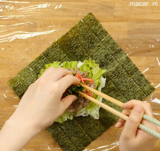 海苔とご飯の上に具材を乗せている画像