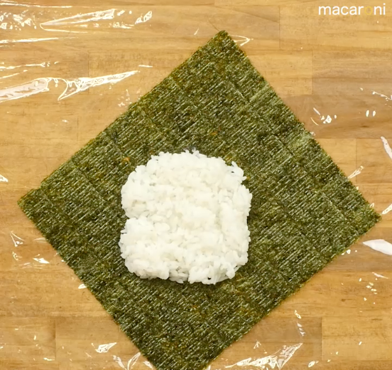 海苔の上にご飯がのっている画像