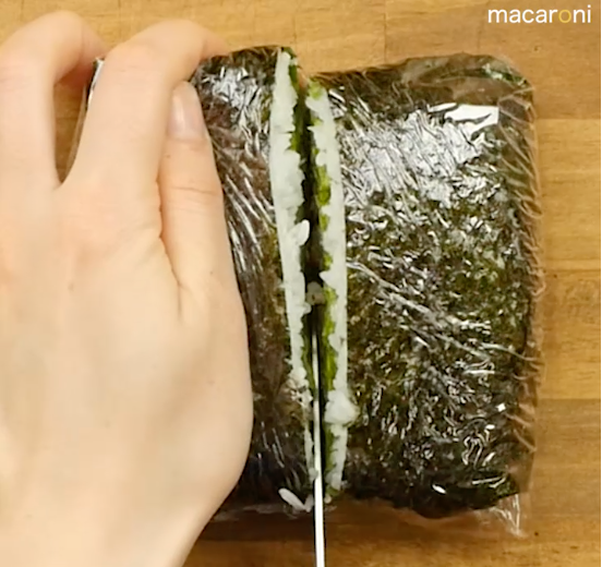 おにぎらずの中央に包丁を入れている画像