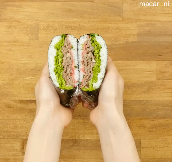 おにぎらずの断面が見える画像