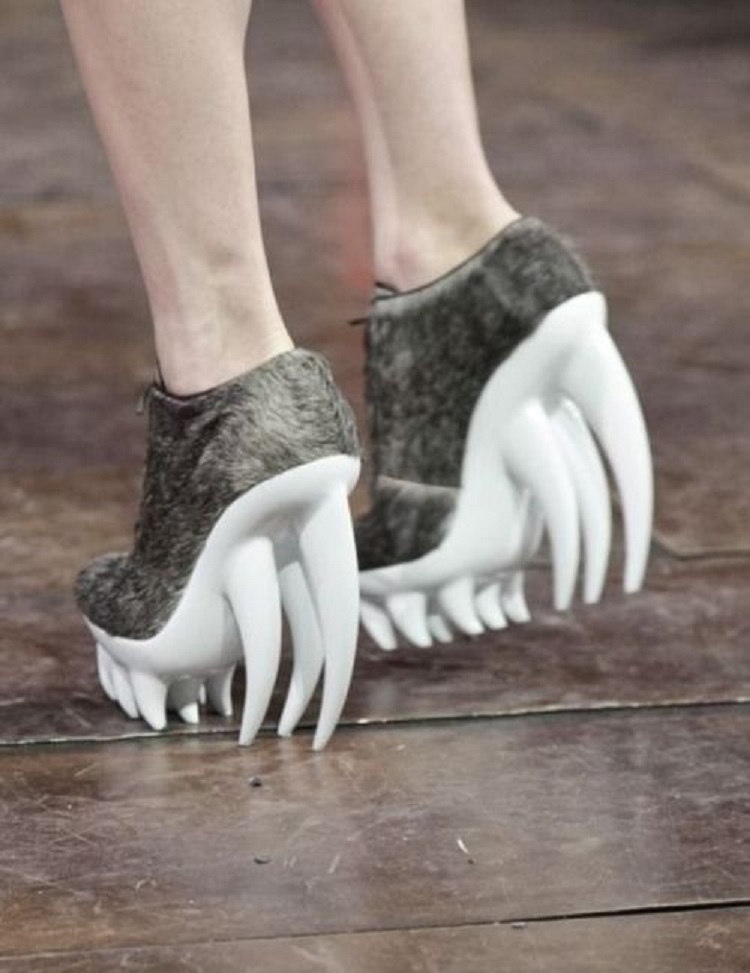 Необычная подошва. Ботинки копыта Баленсиага. Iris van Herpen обувь. Смешные туфли. Смешная обувь.