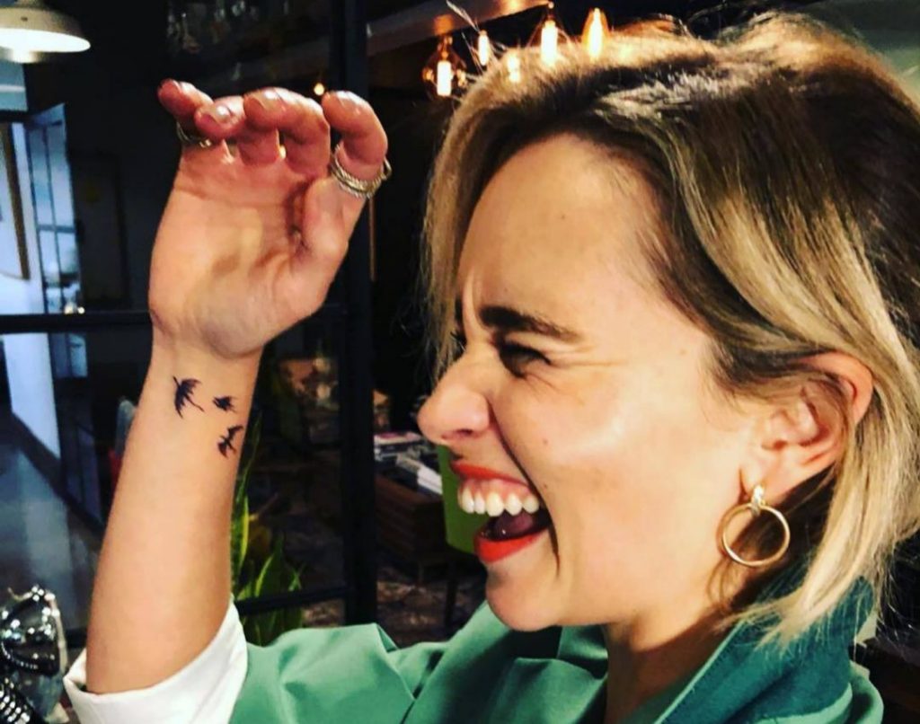 Emilia Clarke se hizo un tatuaje que conmocionó a sus seguidores se trata de un tributo a sus