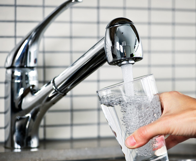 "Bebe una taza de agua caliente o fría después de despertarte para purgar tu cuerpo. Luego siéntete bien contigo y planifica tu día".