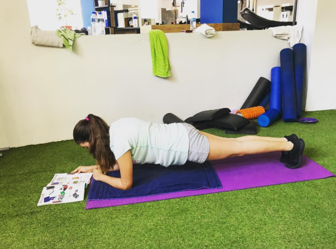 "Tengo un cronograma ocupado así que cada mañana empleo aproximadamente entre 1 y 3 minutos haciendo la tabla. Este ejercicio solo puede ayudar a mantener tu cuerpo en forma y te da un aumento de adrenalina para el increíble día por delante".