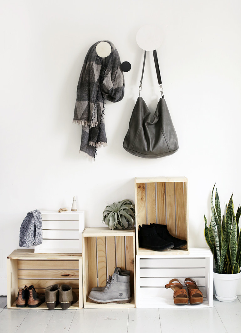 Sí, leíste bien, usa guacales o jabas de madera para organizar tu espacio. Deja unos cajones en su color original, y pinta otros de blanco, En ellos, no solo podrás poner tus zapatos, sino otras piezas de ropa y decoración.Mira aquí más de este consejo de decoración hipster por The MerryThought.