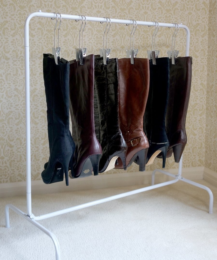 Las botas suelen ser difíciles de organizar porque no caben en todos los sitios. Sin embargo, colgarlas en un rack especial es la solución perfecta para mantenerlas intactas y ordenaditas.