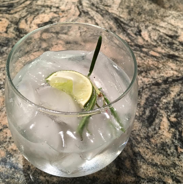 El gin-tonic sabe igual sin ese tubito de plástico, te lo prometo.