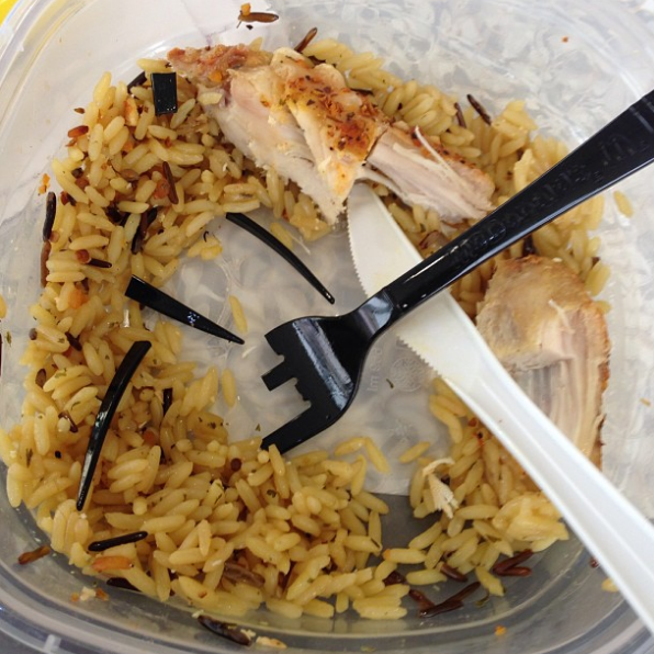 Si vas a casa o vuelves a la oficina, evita el plástico y coge un tenedor metálico de la cocina.