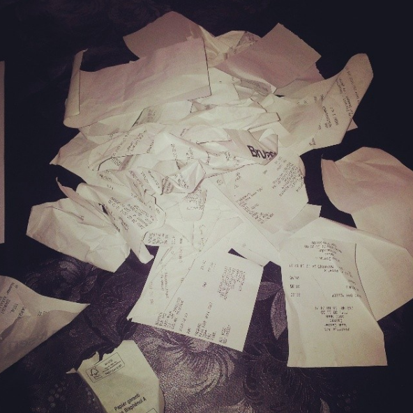 Los recibos de papel térmico (como esos brillantes en los que el texto se borra con el paso del tiempo) están cubiertos de químicos que no pueden tirarse a la papelera de reciclar.