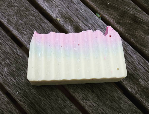 Si tienes la piel seca, ingredientes naturales como el aguacate, el aceite de coco y la manteca de karité no te la resecarán.