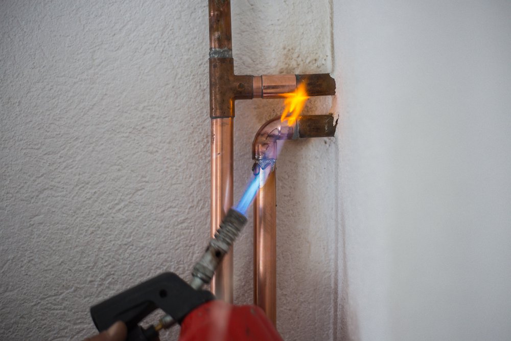 the master heats the heating pipes, open flames, to connect with the tin wire, which is dissolved on the pipe joint, welding