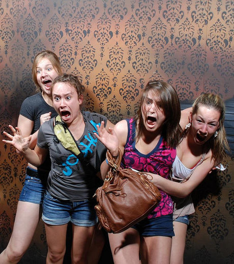 25 imagens de pessoas realmente assustadas em uma casa mal assombrada