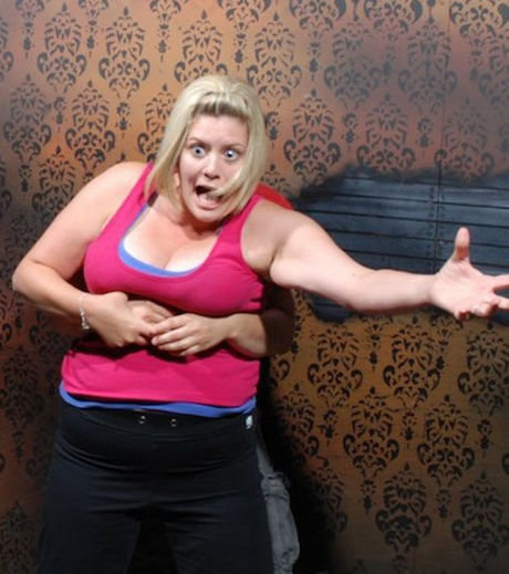 25 imagens de pessoas realmente assustadas em uma casa mal assombrada