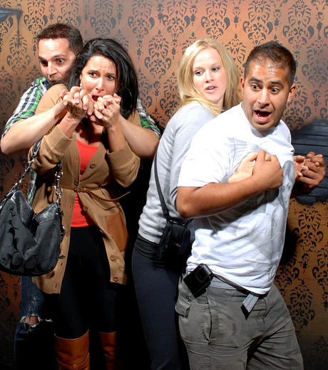 25 imagens de pessoas realmente assustadas em uma casa mal assombrada