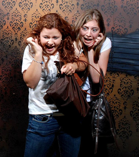 25 imagens de pessoas realmente assustadas em uma casa mal assombrada