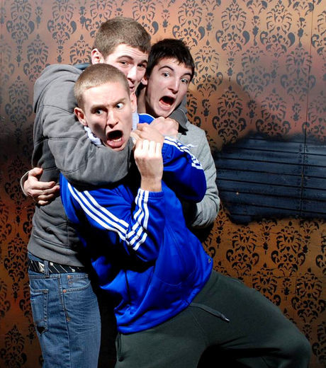 25 imagens de pessoas realmente assustadas em uma casa mal assombrada