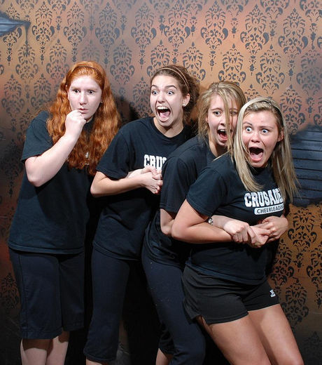 25 imagens de pessoas realmente assustadas em uma casa mal assombrada